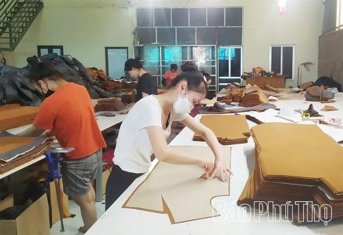 Phát triển ngành nghề tiểu thủ công nghiệp là một trong những mũi nhọn kinh tế của xã Hiền Quan.