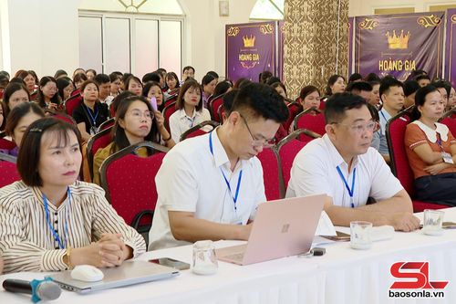 Các cán bộ, giáo viên tham gia chấm thi tuyển sinh vào lớp 10 năm học 2026 - 2027