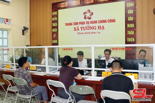 Trung tâm Phục vụ hành chính công xã Tường Hạ giải quyết thủ tục hành chính cho Nhân dân.