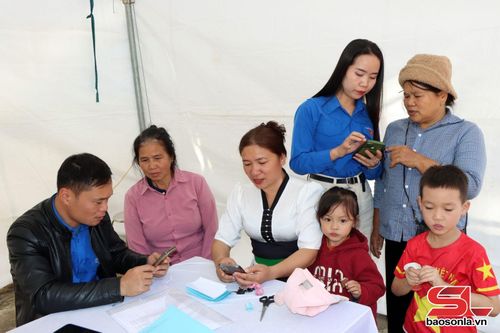 Đoàn viên thanh niêm xã Tường Hạ hỗ trợ người dân cài đặt VNeID.