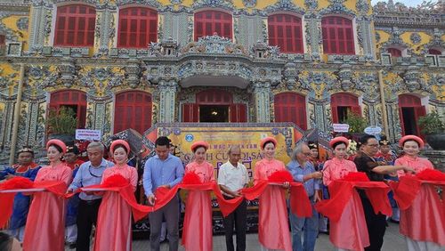  Cắt băng khai mạc triển lãm 