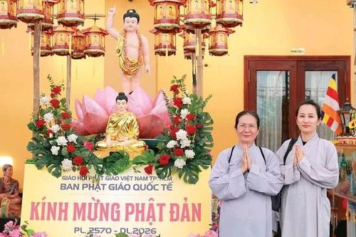 Cô giáo Thi Thơ cùng chị Kim Ngân (phụ huynh học sinh)