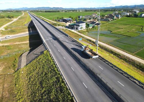 Cách 2km sẽ có một cột kim loại gắn hệ thống camera giám sát giao thông tích hợp camera giám sát giao thông.