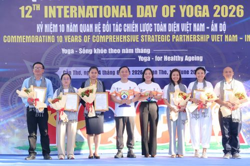 Phó Trưởng đoàn chuyên trách Đoàn ĐBQH TP. Cần Thơ Đào Chí Nghĩa tặng hoa cho chủ nhiệm các CLB Yoga tham dự chương trình