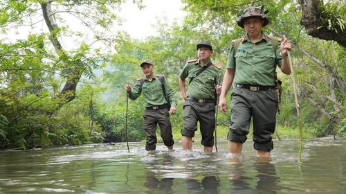 Thiếu tá Giàng A Chù cùng đồng đội xuống cơ sở.