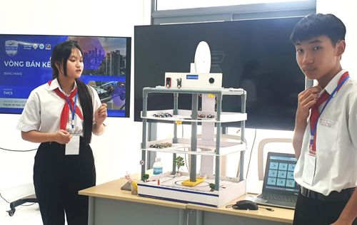 Nhóm học sinh THCS bảng MAKE vòng bán kết thuyết trình tác phẩm (dự án) nhà giữ xe thông minh, điều khiển AI
