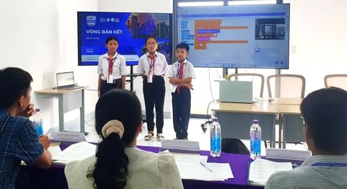 Đội thi Tia chóp sáng tạo (học sinh lớp 7, Trường THCS Nguyễn Chí Thanh) đang trình bày, vận hành tác phẩm/dự án dự thi của mình