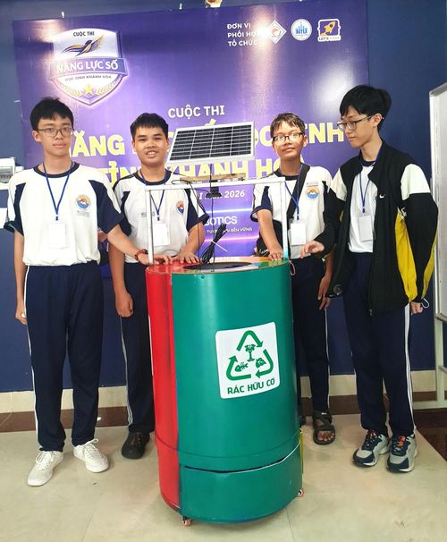Nhóm AI của Trường THPT Thái Nguyên- Nha Trang với tác phẩm của mình trước giờ thi