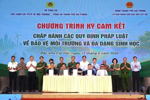 Đại diện 5 hộ kinh doanh tiêu biểu thay mặt hơn 300 hộ khai thác thủy sản trên địa bàn đã ký cam kết chung tay bảo vệ nguồn lợi thủy sản, bảo vệ môi trường, bảo vệ đa dạng sinh học.
