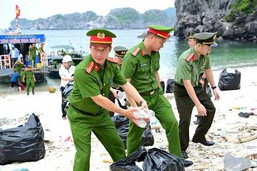 Lực lượng công an, đoàn viên thanh niên và người dân địa phương thu gom rác thác quanh bãi biển.