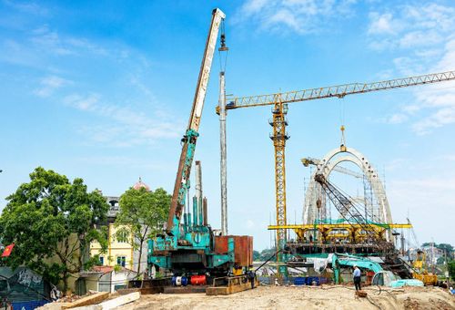 Ép cọc thủy lực đầu cầu thuộc địa bàn xã Phù Đổng.