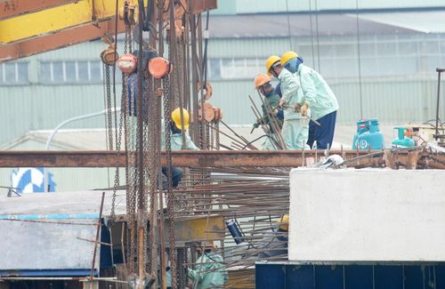 Các đốt dầm được thi công theo phương pháp đúc hẫng cân bằng đang từng bước vươn ra giữa sông để chuẩn bị hợp long nhịp chính.