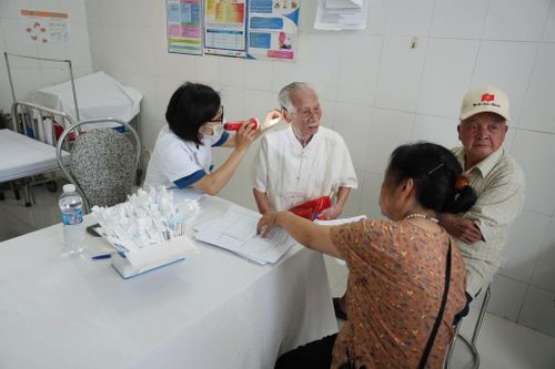 Người có công được khám tai, mũi, họng. Ảnh: Ngân Nguyễn