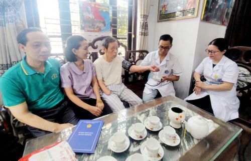 Cán bộ y tế thực hiện thăm khám tại gia đình đối với các trường hợp đặc biệt. Ảnh: Ngân Nguyễn