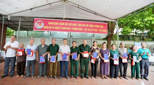 Tặng quà cho người có công, gia đình chính sách. Ảnh: Ngân Nguyễn