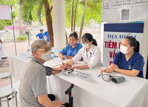 Đo huyết áp cho người có công. Ảnh: Ngân Nguyễn