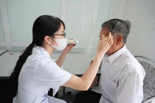 Khám mắt cho người có công. Ảnh: Ngân Nguyễn
