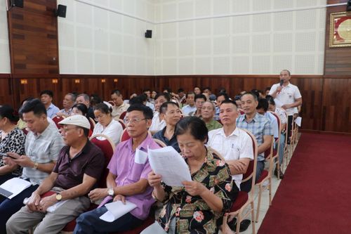 Đại diện các thôn tham gia ý kiến về đề án. Ảnh: PV