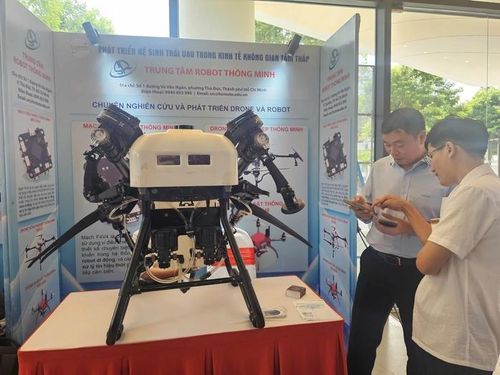 Khách tham quan tìm hiểu UAV tại sự kiện "Phát triển hệ sinh thái UAV trong kinh tế không gian tầm thấp" mới đây ở TPHCM.