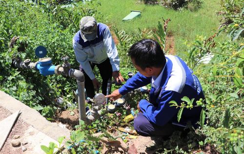 Nhân viên kỹ thuật Công ty CP Vinaconex Dung Quất kiểm tra áp lực nước tại khu vực thôn Vĩnh Trà (Quảng Ngãi).