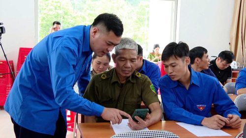 Hướng dẫn người dân xã Mẫu Sơn tập huấn "Bình dân học vụ số".