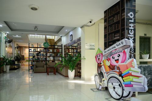 Nằm tại Trung tâm dịch vụ của trường Chính sách công và Phát triển nông thôn trên đường Đinh Tiên Hoàng (phường Sài Gòn, TP.HCM), không gian "Đọc sách cùng Xích Lô" là điểm dừng chân quen thuộc của các cán bộ ngành nông nghiệp, học viên và nông dân khu vực phía Nam khi đến học tập.