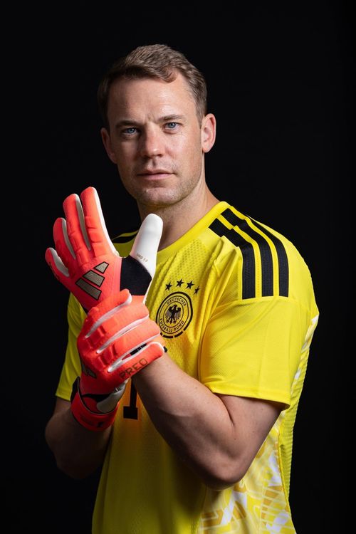  Ảnh hồ sơ chuẩn bị cho World Cup 2026 của Manuel Neuer với chiếc áo tay ngắn. Ảnh: Germany Football Team.
