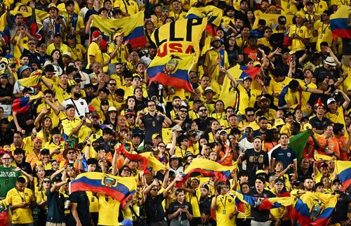  Trên sân Philadelphia, Ecuador nhận được sự cổ vũ cuồng nhiệt từ hàng nghìn người hâm mộ. Sắc vàng phủ kín các khán đài, biến bầu không khí tại thành phố nước Mỹ trở nên chẳng khác nào một trận đấu trên sân nhà của đại diện Nam Mỹ. 