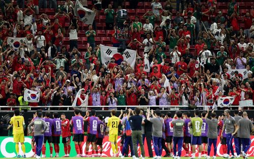  Các cầu thủ và người hâm mộ Hàn Quốc ăn mừng sau trận thắng CH Czech ở bảng A World Cup 2026 trên sân Estadio Guadalajara, thành phố Guadalajara, Mexico, ngày 11/6. Ảnh: Reuters.
