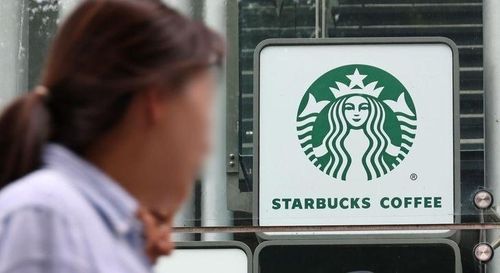 Một người đi bộ ngang qua cửa hàng Starbucks ở Seoul ngày 9/5. Ảnh: Yonhap. 