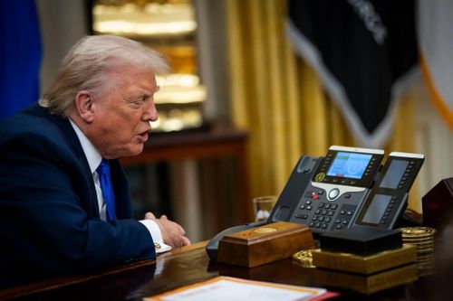  Ông Trump trrong một cuộc gọi với Tổng thống Gustavo Petro của Colombia trong một cuộc phỏng vấn hồi tháng 1. 