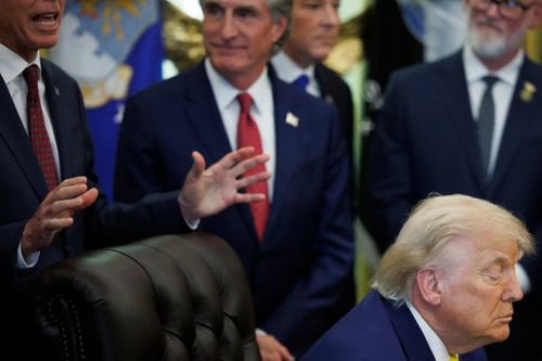  Ông Trump trong một cuộc họp tại Phòng Bầu dục vào ngày 4 tháng 6. Các nhân viên của ông cho biết ông thường lắng nghe với đôi mắt nhắm lại. 