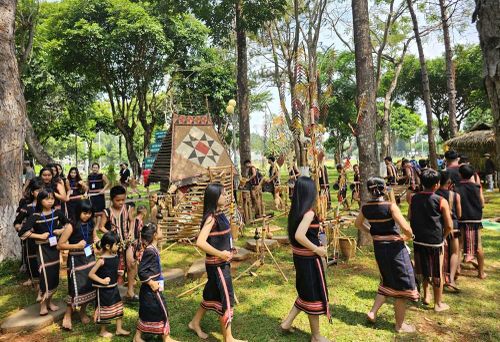 Các nghệ nhân nhỏ tuổi tham gia trình diễn cồng chiêng, múa xoang tại Ngày hội Văn hóa các dân tộc tỉnh Gia Lai