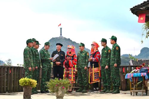 Trưởng thôn Sình Dỉ Gai cùng người dân và lực lượng biên giới chung tay gìn giữ hồn cốt Lô Lô Chải nơi địa đầu Tổ quốc. Ảnh: Ma Tuyên