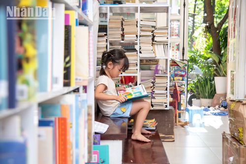 Đọc và giữ gìn sách một cách cẩn thận đã trở thành thói quen tự giác của mỗi đứa trẻ. (Ảnh: MINH DUY)