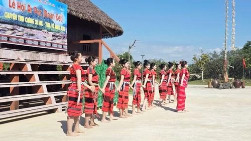 Tái hiện lễ hội Âr Pục của đồng bào Pa Cô, xã A Lưới 3.