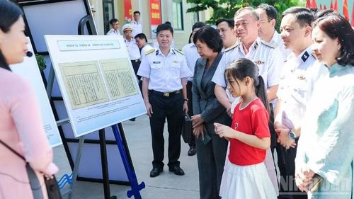 Thủ trưởng Bộ Tư lệnh Vùng 3 Hải quân và các đại biểu tham quan triển lãm “Hoàng Sa, Trường Sa - Biển, đảo thiêng liêng”.