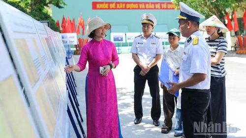 Cán bộ, chiến sĩ Vùng 3 Hải quân và người dân tham quan triển lãm.