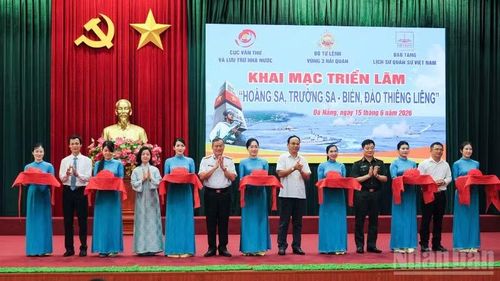 Các đại biểu thực hiện nghi thức khai mạc triển lãm.
