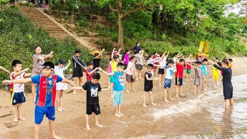 Nhiều năm qua, Quỹ hỗ trợ Cộng đồng Chua Me Đất đồng hành với chính quyền các địa phương trong việc dạy bơi miễn phí cho trẻ em các vùng ven sông.