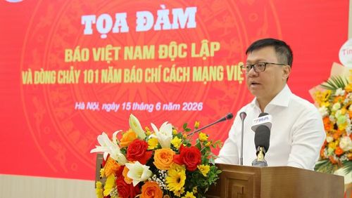 Đồng chí Lê Quốc Minh, Tổng Biên tập Báo Nhân Dân, Phó Trưởng Ban Tuyên giáo và Dân vận Trung ương, Chủ tịch Hội Nhà báo Việt Nam, phát biểu tại tọa đàm.