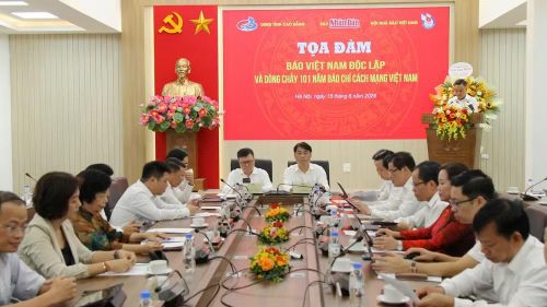 Quang cảnh tọa đàm “Báo Việt Nam Độc lập và dòng chảy 101 năm Báo chí cách mạng Việt Nam”.