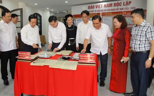 Các đại biểu trải nghiệm in Báo Việt Nam độc lập bên lề sự kiện.