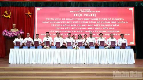 Trưởng Thuế thành phố Đồng Nai và Trưởng các thuế cơ sở ký kết giao ước thực hiện đợt thi đua.