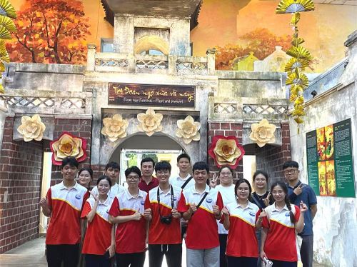 Sự kiện cũng thu hút được sự quan tâm của các bạn sinh viên ngành Ngôn ngữ Trung Quốc tại Đại học Thủy lợi đến học tập, trải nghiệm và tìm hiểu thêm về nét văn hóa này.