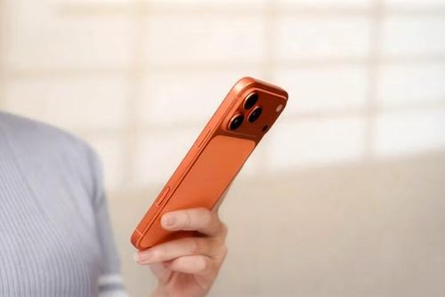 Nhiều chuyên gia nhận định xu hướng này có thể khiến giá RAM tiếp tục tăng trong những năm tới, kéo theo chi phí sản xuất smartphone, máy tính bảng và laptop leo thang, từ đó buộc người tiêu dùng phải bỏ ra số tiền lớn hơn nếu muốn sở hữu thiết bị có khả năng hỗ trợ AI lâu dài.