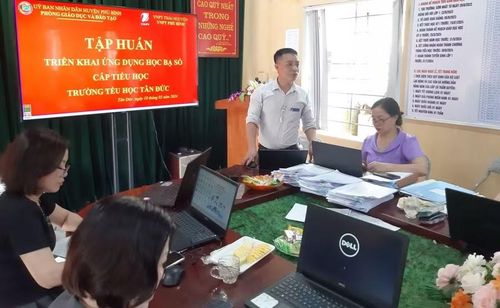 Trường Tiểu học Tân Đức (Kha Sơn, Thái Nguyên) tập huấn triển khai ứng dụng học bạ số. Ảnh: Website nhà trường