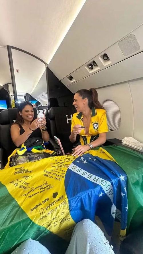 Bruna Biancardi cười rạng rỡ bên bạn bè và lá cờ Brazil. Chuyến đi được mô tả là một phần trong hành trình cổ vũ đặc biệt cô dành cho Selecao
