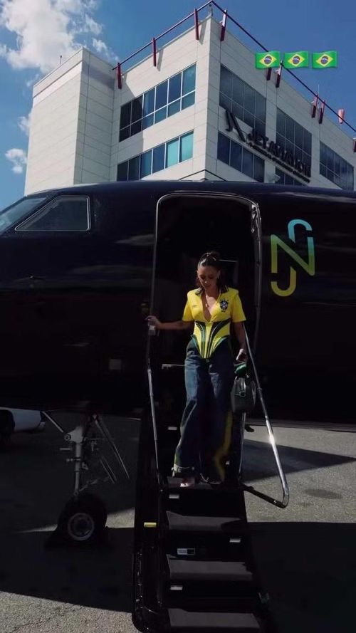 Bruna Biancardi bước xuống chuyên cơ riêng trong trang phục đậm màu sắc Brazil. Cách xuất hiện của cô nhanh chóng khiến truyền thông gọi đây là một trong những hình ảnh đáng chú ý trên khán đài World Cup.