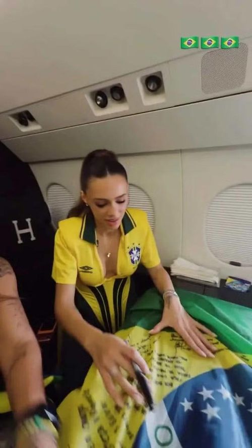 Trước đó, Bruna Biancardi di chuyển bằng chuyên cơ riêng của Neymar từ Florida đến New York - Mỹ. Trên máy bay, cô ký lên lá cờ Brazil, như một cách gửi lời chúc đặc biệt cho đội tuyển trước ngày ra quân.
